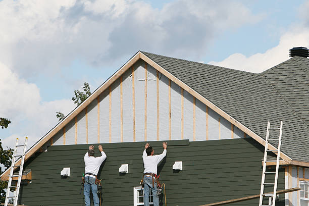 Professional Vinyl Siding technician working in Dunkirk, IN
